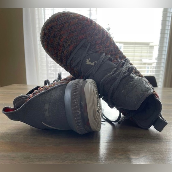 Lebron 16 - Picture 4 of 7